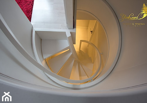 Schody spiralne na giętej wstędze - zdjęcie od Pracownia Yarkwood Schody & Wnętrza