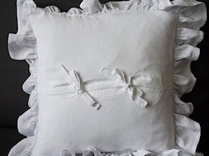 Biała poduszka z falbanami - zdjęcie od Styl i Wnętrze