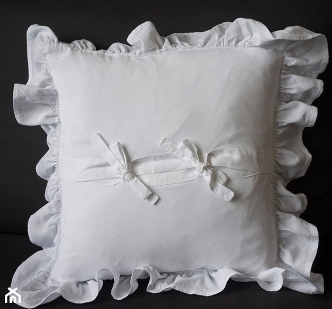 Biała poduszka z falbanami - zdjęcie od Styl i Wnętrze - Homebook