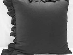Czarna poduszka - zdjęcie od Styl i Wnętrze
