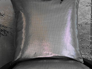 Srebrna poduszka dekoracyjna - zdjęcie od Styl i Wnętrze