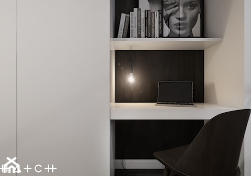 PROJEKT KAWALERKI - WARSZAWA STARY ŻOLIBORZ - Małe z zabudowanym biurkiem białe czarne biuro, styl minimalistyczny - zdjęcie od HATCH STUDIO