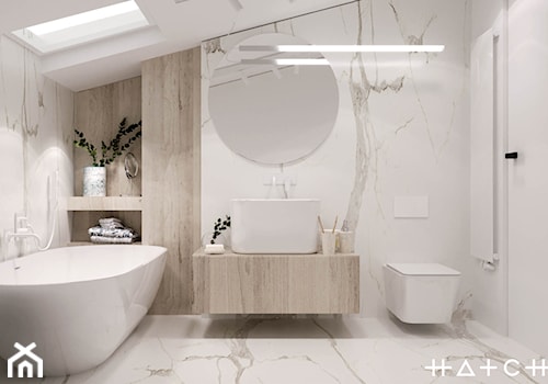 PROJEKT DOMU ŁÓDŹ ZŁOTNO - Średnia na poddaszu z marmurową podłogą łazienka z oknem, styl skandynawski - zdjęcie od HATCH STUDIO