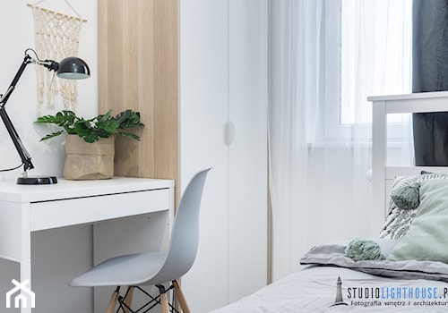 Sypialnia - Mała biała z biurkiem sypialnia, styl rustykalny - zdjęcie od studiolighthouse.pl - fotografia wnętrz