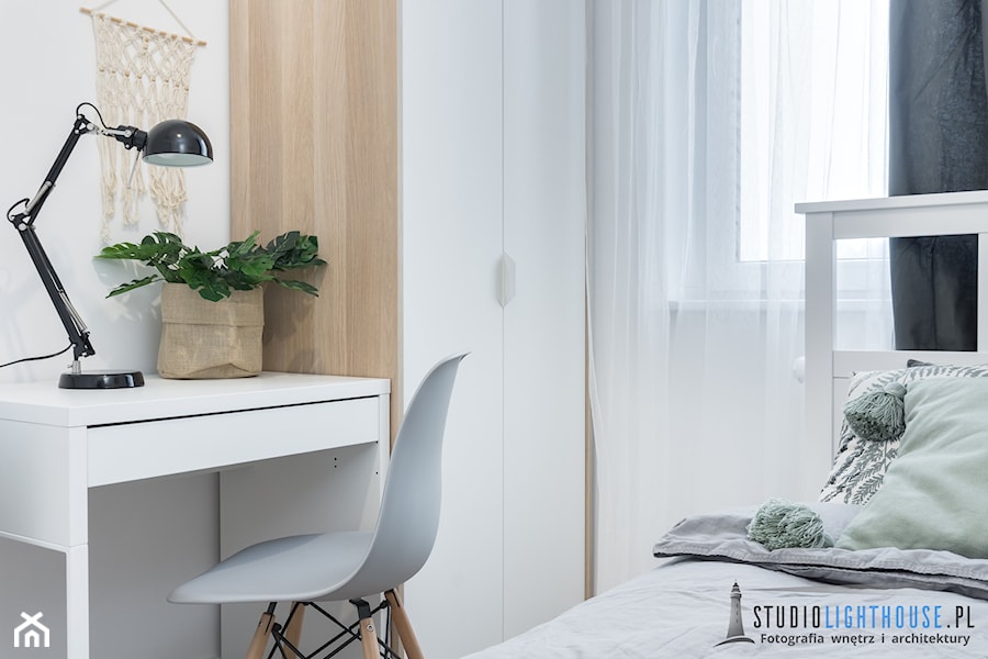 Sypialnia - Mała biała z biurkiem sypialnia, styl rustykalny - zdjęcie od Fotograf wnętrz i architektury Beniamin Mirek