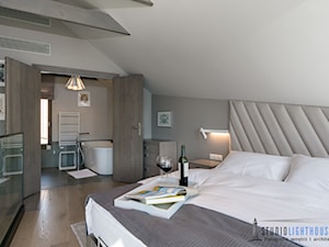 Luksusowa sesja wnętrzarska w samym sercu Kaszub - Średnia biała szara sypialnia na poddaszu z łazienką, styl nowoczesny - zdjęcie od Fotograf wnętrz i architektury Beniamin Mirek