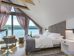 Luksusowa sesja wnętrzarska w samym sercu Kaszub - Średnia biała sypialnia na poddaszu, styl nowoczesny - zdjęcie od Fotograf wnętrz i architektury Beniamin Mirek