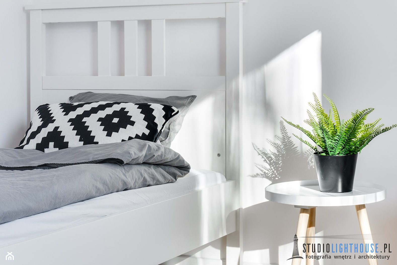 Sypialnia - Mała sypialnia, styl skandynawski - zdjęcie od Fotograf wnętrz i architektury Beniamin Mirek - Homebook