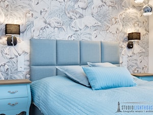 Sypialnia - Mała biała sypialnia, styl glamour - zdjęcie od Fotograf wnętrz i architektury Beniamin Mirek