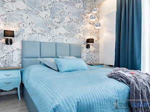 Sypialnia - Mała biała szara sypialnia, styl glamour - zdjęcie od Fotograf wnętrz i architektury Beniamin Mirek
