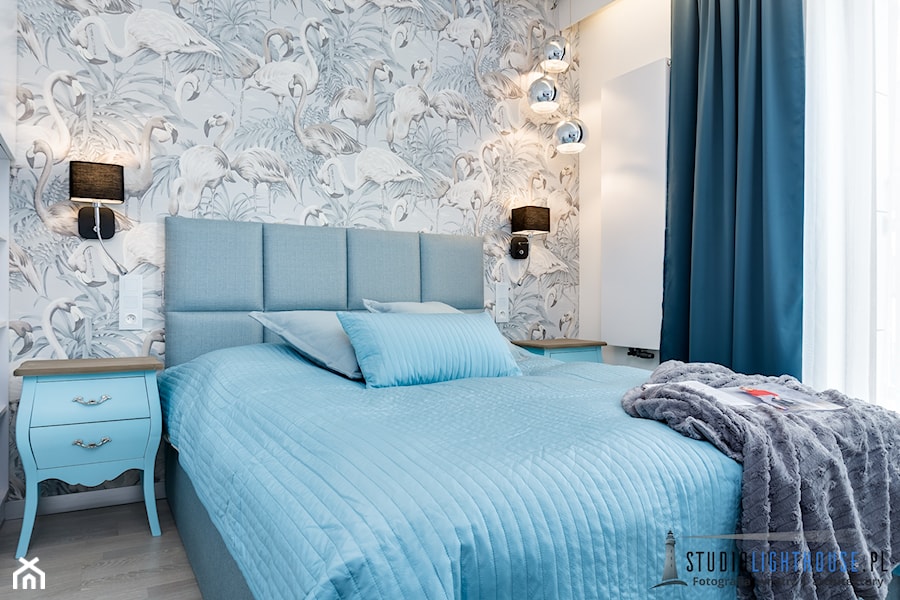 Sypialnia - Mała biała szara sypialnia, styl glamour - zdjęcie od Fotograf wnętrz i architektury Beniamin Mirek