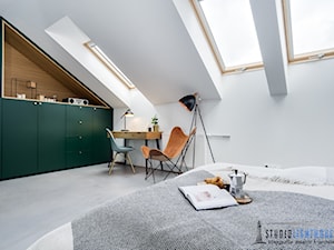 Sypialnia - Duża biała z biurkiem sypialnia na poddaszu, styl industrialny - zdjęcie od Fotograf wnętrz i architektury Beniamin Mirek