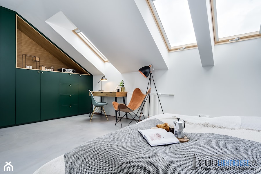 Sypialnia - Duża biała z biurkiem sypialnia na poddaszu, styl industrialny - zdjęcie od Fotograf wnętrz i architektury Beniamin Mirek