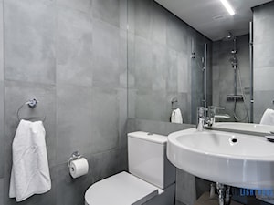 Luksusowa sesja wnętrzarska w samym sercu Kaszub - Mała bez okna z lustrem łazienka, styl nowoczesny - zdjęcie od Fotograf wnętrz i architektury Beniamin Mirek