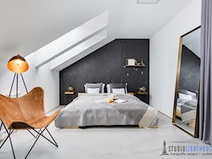 Sypialnia - Duża biała czarna sypialnia na poddaszu, styl industrialny - zdjęcie od Fotograf wnętrz i architektury Beniamin Mirek