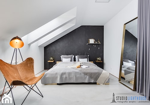 Sypialnia - Duża biała czarna sypialnia na poddaszu, styl industrialny - zdjęcie od Fotograf wnętrz i architektury Beniamin Mirek