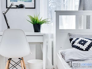 Sypialnia - Mała biała z biurkiem sypialnia, styl skandynawski - zdjęcie od Fotograf wnętrz i architektury Beniamin Mirek