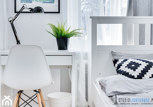 Sypialnia - Mała biała z biurkiem sypialnia, styl skandynawski - zdjęcie od Fotograf wnętrz i architektury Beniamin Mirek