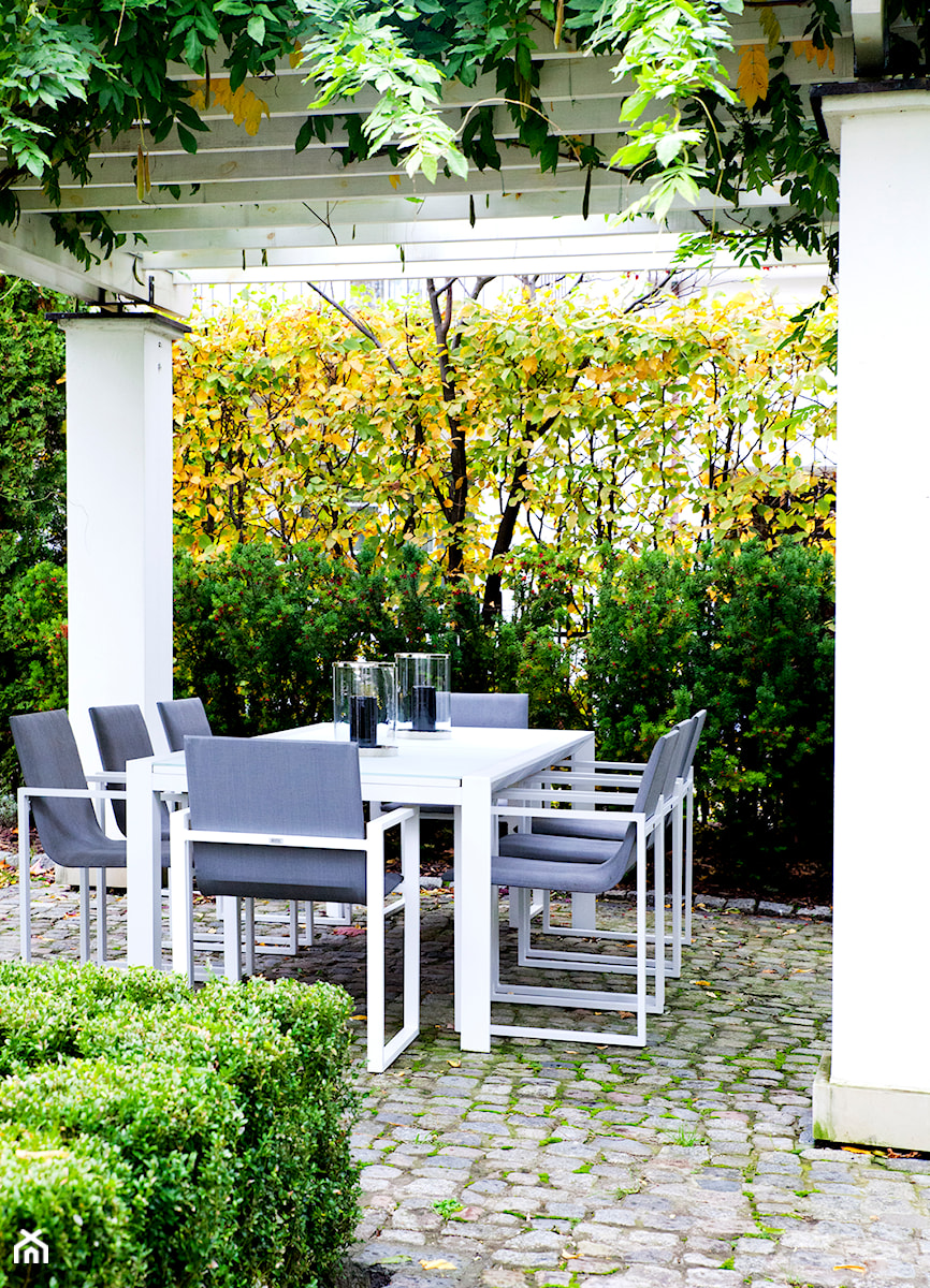 Średni z nawierzchnią pokrytą kostką brukową ogród za domem, styl nowoczesny - zdjęcie od Blanka Ratyńska