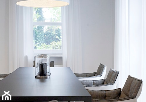 Duża biała jadalnia jako osobne pomieszczenie, styl glamour - zdjęcie od Blanka Ratyńska