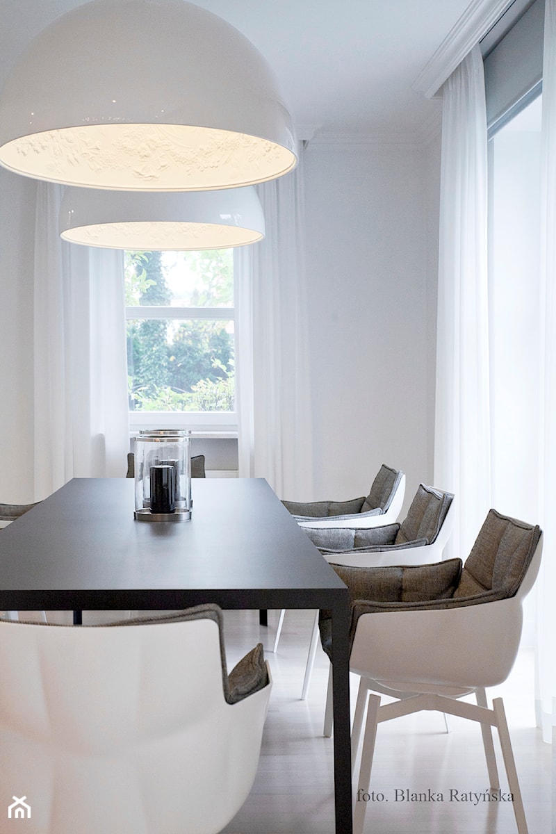 Duża biała jadalnia jako osobne pomieszczenie, styl glamour - zdjęcie od Blanka Ratyńska