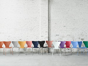 Różnokolorowe krzesła w jadalni