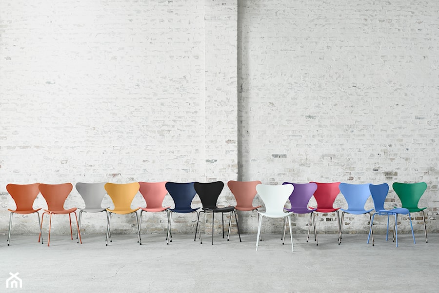 kolorowe krzesła series 7, Fritz Hansen - zdjęcie od Mootic Design Store