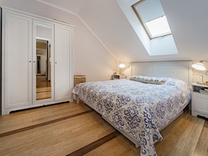 Wnętrze w stylu prowansalskim - Średnia biała sypialnia na poddaszu, styl prowansalski - zdjęcie od LidiaWnetrza
