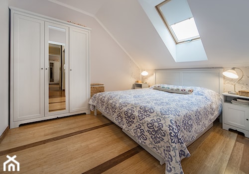 Wnętrze w stylu prowansalskim - Średnia biała sypialnia na poddaszu, styl prowansalski - zdjęcie od LidiaWnetrza