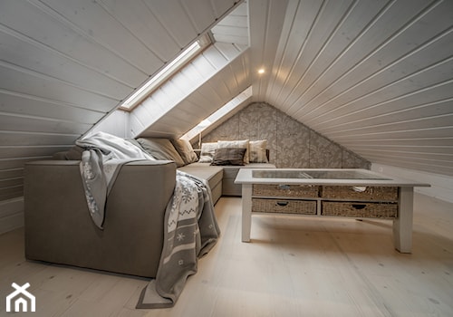 Wnętrze w stylu prowansalskim - Mała beżowa sypialnia na poddaszu, styl prowansalski - zdjęcie od LidiaWnetrza