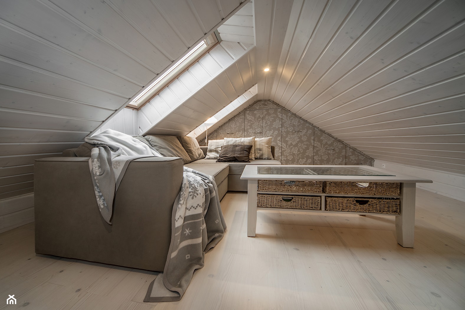 Wnętrze w stylu prowansalskim - Mała beżowa sypialnia na poddaszu, styl prowansalski - zdjęcie od LidiaWnetrza - Homebook