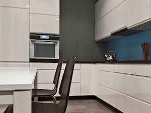 Mieszkanie w Grodzisku Wlkp. - Średnia otwarta niebieska szara z zabudowaną lodówką kuchnia w kształcie litery l, styl nowoczesny - zdjęcie od Żaneta Strażyńska