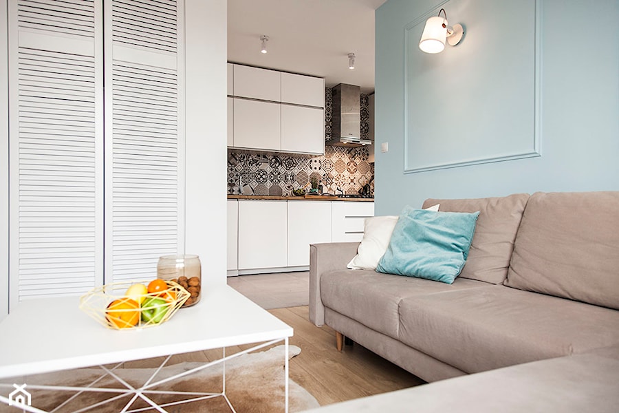Mieszkanie w Zbąszyniu - Mały niebieski salon z kuchnią, styl skandynawski - zdjęcie od Żaneta Strażyńska