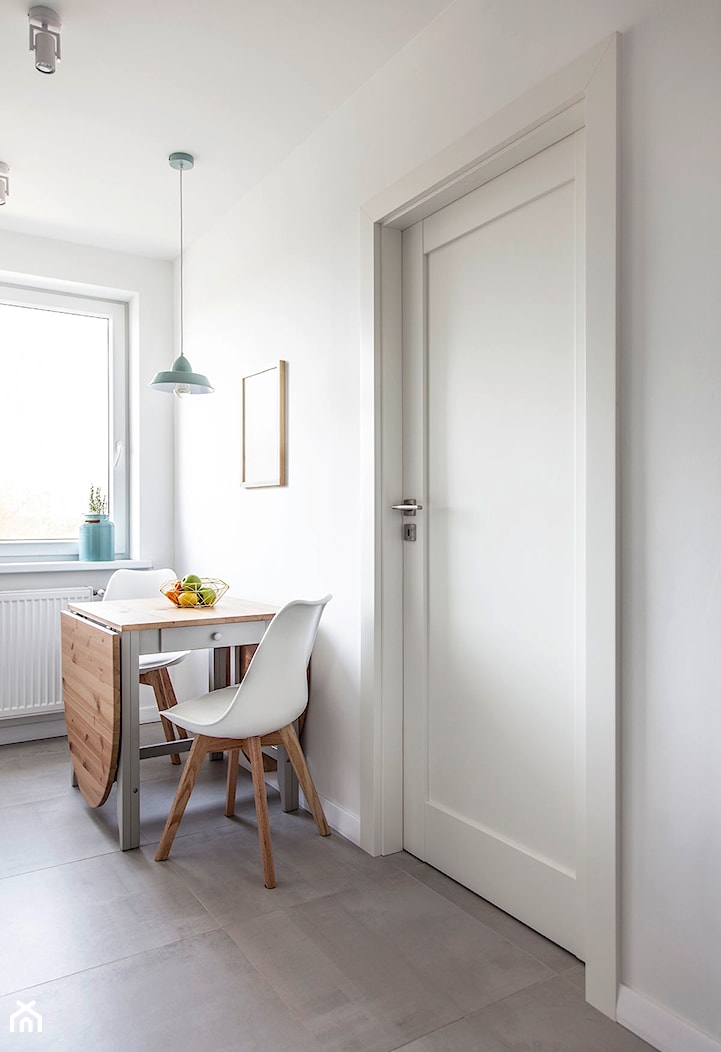 Mieszkanie w Zbąszyniu - Mała biała jadalnia w kuchni, styl skandynawski - zdjęcie od Żaneta Strażyńska - Homebook