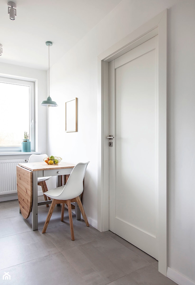 Mieszkanie w Zbąszyniu - Mała biała jadalnia w kuchni, styl skandynawski - zdjęcie od Żaneta Strażyńska
