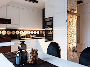 Mieszkanie w Obrze 2 - Mała otwarta biała czarna z zabudowaną lodówką z podblatowym zlewozmywakiem kuchnia w kształcie litery l z wyspą lub półwyspem, styl nowoczesny - zdjęcie od Żaneta Strażyńska