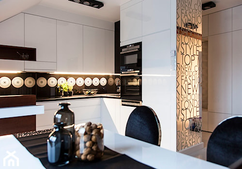 Mieszkanie w Obrze 2 - Mała otwarta biała czarna z zabudowaną lodówką z podblatowym zlewozmywakiem kuchnia w kształcie litery l z wyspą lub półwyspem, styl nowoczesny - zdjęcie od Żaneta Strażyńska