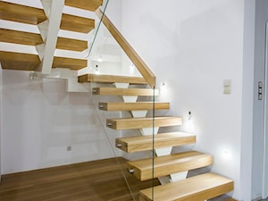Dom nad jeziorem - Schody dwubiegowe drewniane metalowe, styl nowoczesny - zdjęcie od SELFIA