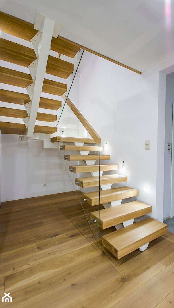 Dom nad jeziorem - Schody dwubiegowe drewniane metalowe, styl nowoczesny - zdjęcie od SELFIA - Homebook