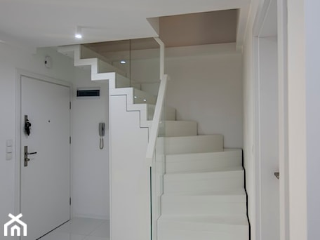 Aranżacje wnętrz - Schody: białe schody dywanowe - SELFIA. Przeglądaj, dodawaj i zapisuj najlepsze zdjęcia, pomysły i inspiracje designerskie. W bazie mamy już prawie milion fotografii!