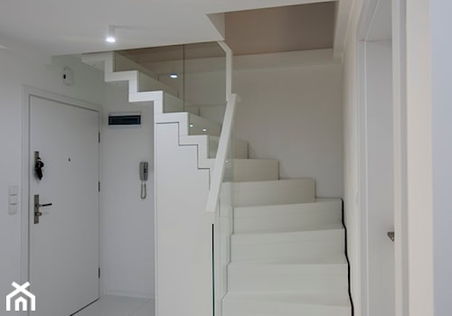 białe schody dywanowe - zdjęcie od SELFIA