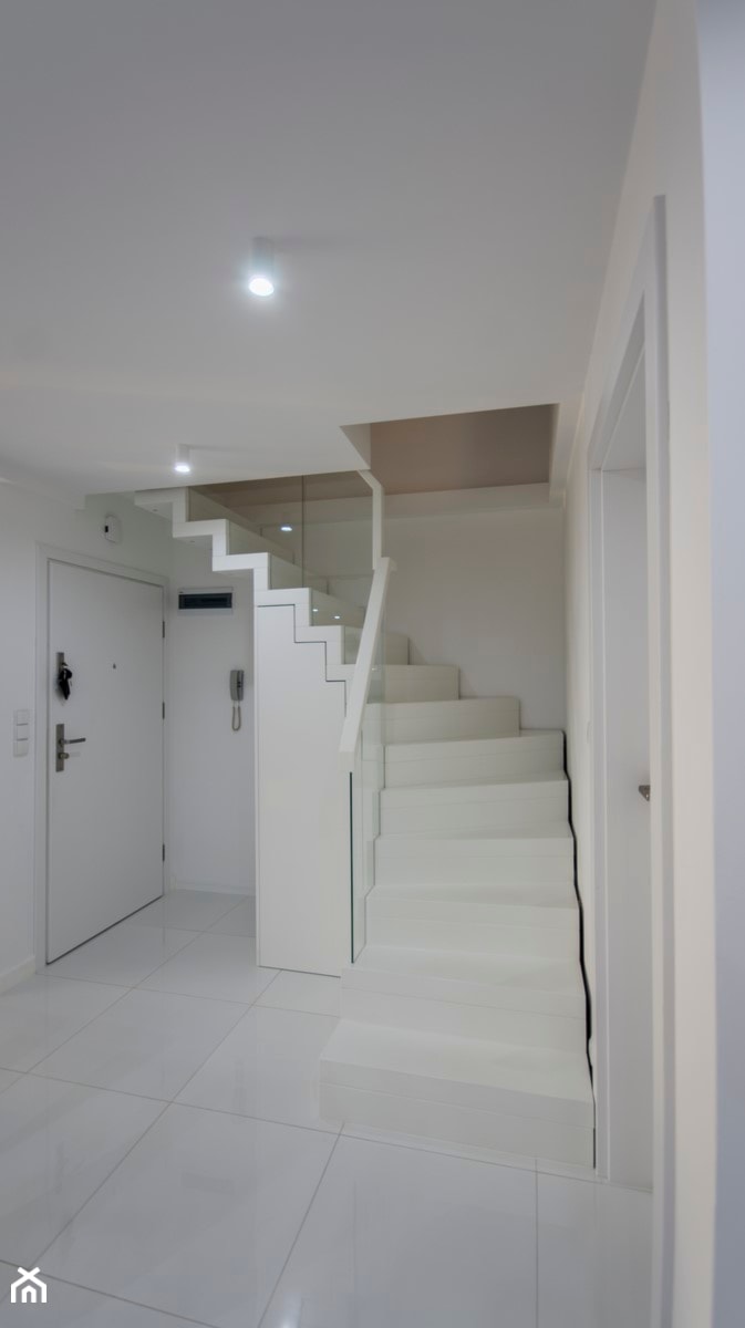 białe schody dywanowe - zdjęcie od SELFIA