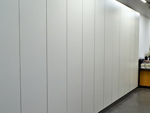 Meble Biurowe, Socjalne, Zabudowy specjalnego Użytku - Duże białe biuro, styl industrialny - zdjęcie od WOOD-STYLE