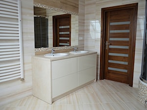 Łazienki - Średnia na poddaszu z lustrem z dwoma umywalkami łazienka z oknem, styl tradycyjny - zdjęcie od WOOD-STYLE