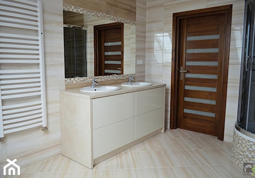 Łazienki - Średnia na poddaszu z lustrem z dwoma umywalkami łazienka z oknem, styl tradycyjny - zdjęcie od WOOD-STYLE