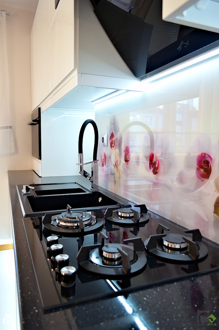 Kuchnia Wikana - Z salonem z kamiennym blatem biała z zabudowaną lodówką z nablatowym zlewozmywakiem kuchnia jednorzędowa, styl glamour - zdjęcie od WOOD-STYLE - Homebook