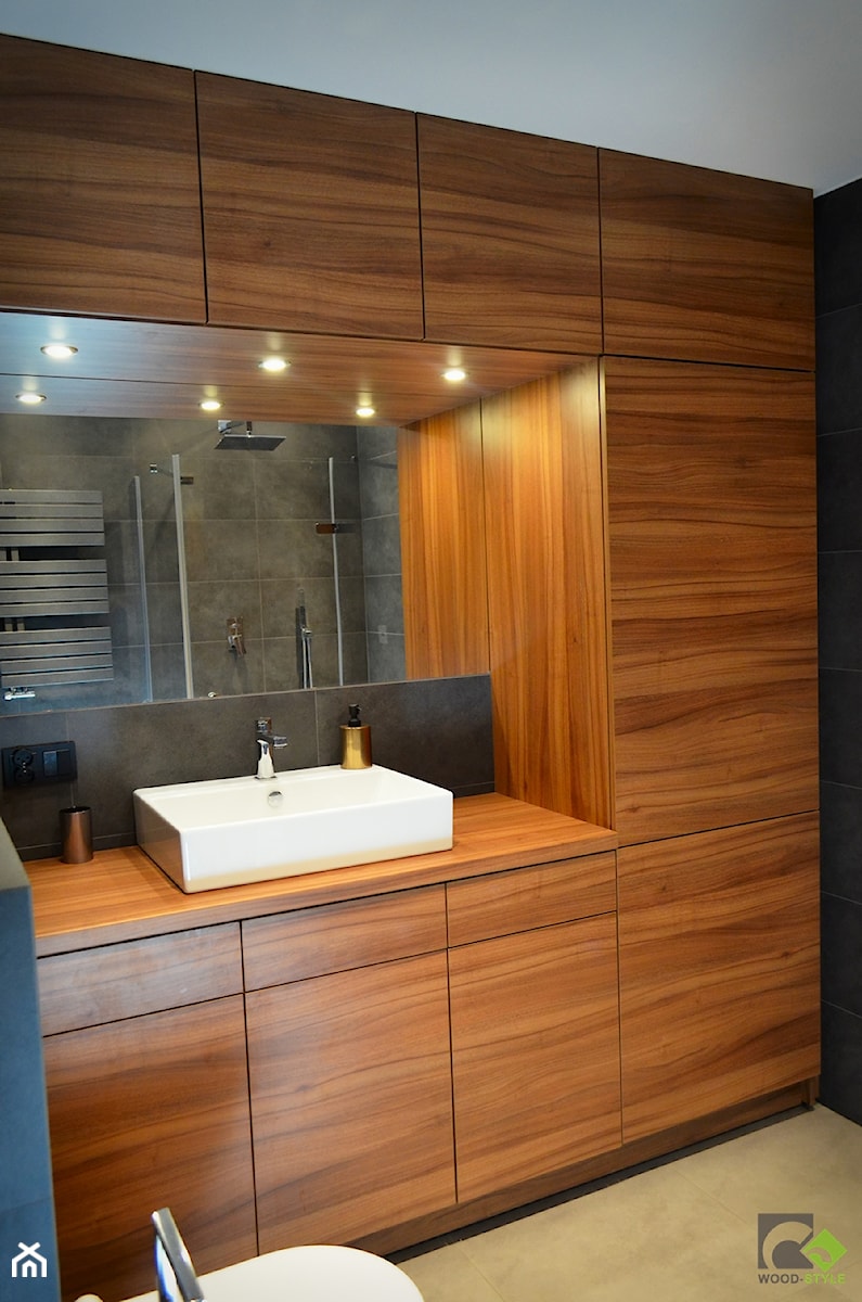 Łazienka Dijon - Średnia na poddaszu bez okna z lustrem łazienka, styl nowoczesny - zdjęcie od WOOD-STYLE