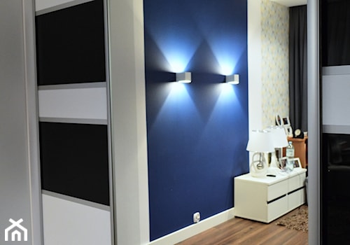 Szafy wnękowe i Garderoby - Mała niebieska szara sypialnia, styl nowoczesny - zdjęcie od WOOD-STYLE