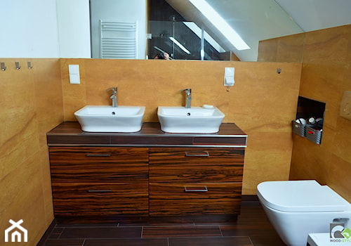 Łazienki - Mała na poddaszu z lustrem z dwoma umywalkami łazienka, styl tradycyjny - zdjęcie od WOOD-STYLE