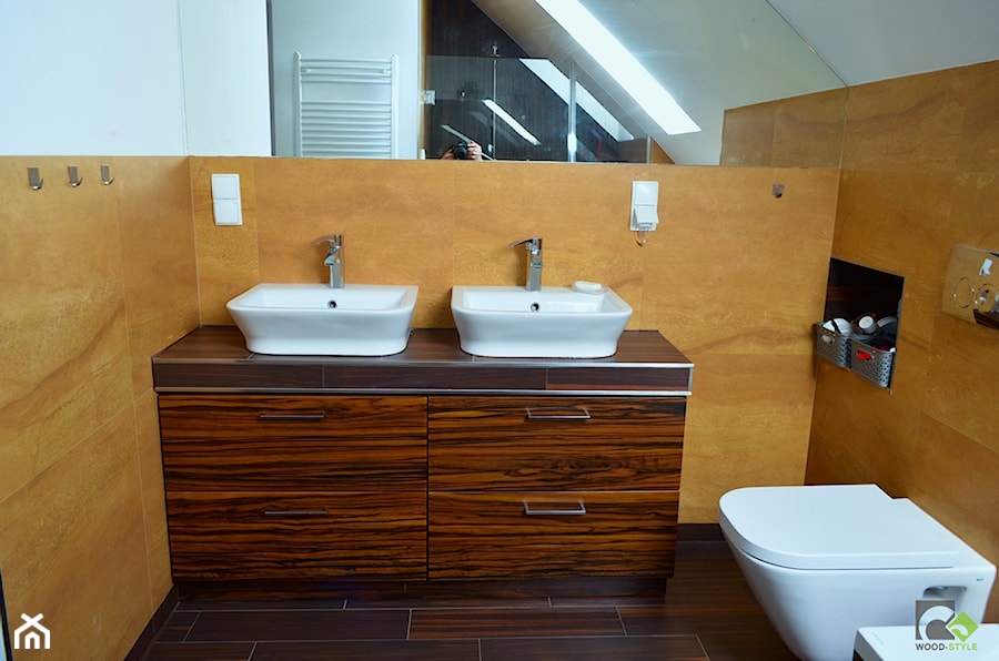 Łazienki - Mała na poddaszu z lustrem z dwoma umywalkami łazienka, styl tradycyjny - zdjęcie od WOOD-STYLE